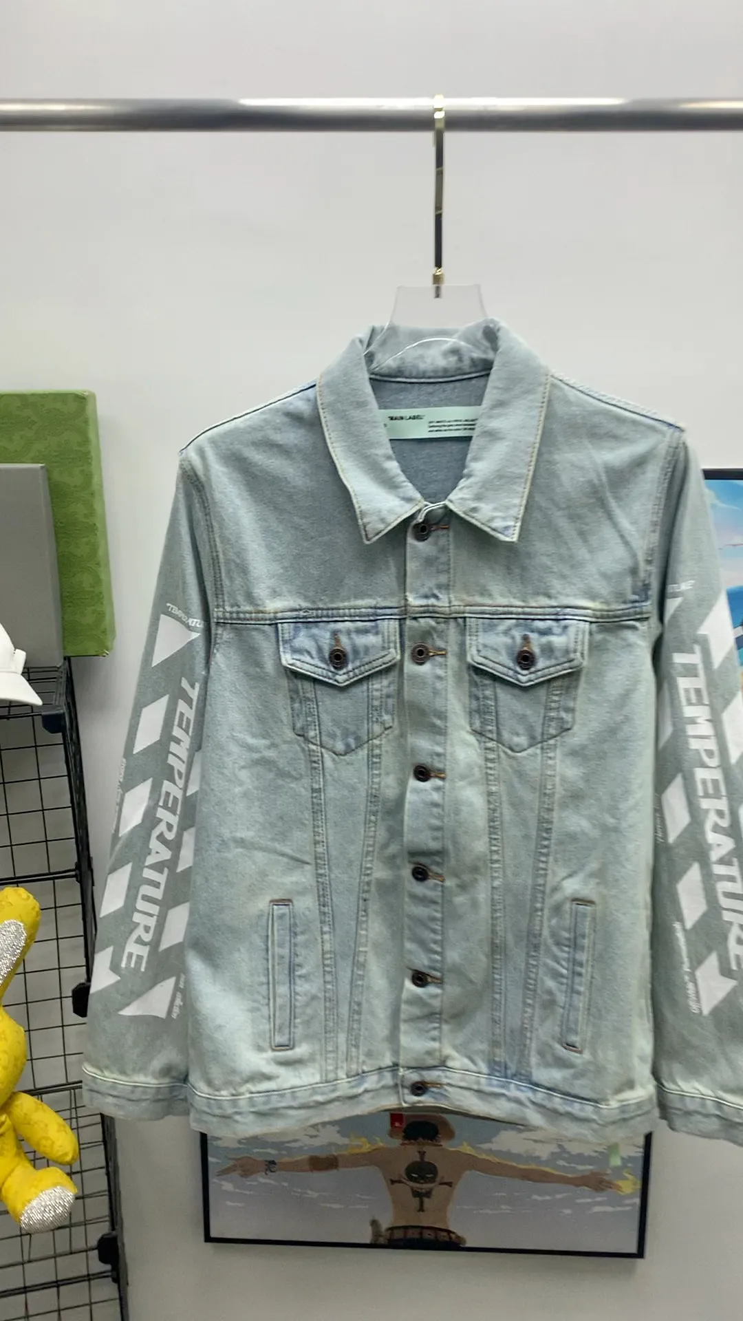 Frontal real shot video————Top tested version OFF WHITE OW new tape patch arrow Zebra crossing OW men and women couple denim jacket original quality 22 brand new official collar label, the real over-the-top version Off-white 2022SS BLACK TAPE ARROWS DENIM JACKET Tape denim jacket, obvious signature, unique high street style! The latest rubber strip industrial style elements in spring and summer (the main focus this season), heavy denim, more tough and retro, the main elements are heavily processed and have a micro profile, which can be worn by both men and women! Street arrow denim, a full set of customized accessories! Strict quality control! The same level as purchasing counters! Extremely difficult, don’t be afraid of any comparison! Color: washed blue Size: XS-L P:560